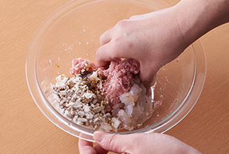 ボウルにむきえびとひき肉、塩、こしょうを入れて粘りが出るまで練る。しいたけ、玉ねぎ、Aを加えさらによく混ぜ、たねを作る。