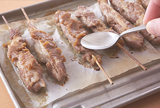 ピーナッツソースの材料を混ぜ合わせておく。3に火が通ったら、等分にソースを塗り、少し焼き目がつくまで焼く。皿に盛り、レモン、香菜を添える。