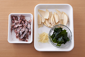 ほたるいかに片栗粉をまぶす（気になる場合は、ほたるいかの目玉とくちばしを取る）。たけのこは薄いくし形切りにする。わかめは洗って水気をきり、食べやすい大きさに切る。しょうがはせん切りにする。