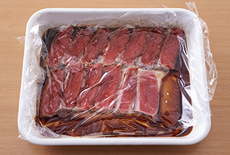 マグロを食べやすい大きさのそぎ切りにし、バットに並べる。Aを混ぜてかける。ラップをマグロに密着させるようにかけて漬け汁がなじむよう10分ほどおく。