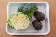 他のグリーン野菜でいろいろアレンジしてみましょう。キャベツ、ブロッコリーは食べやすい大きさに切ってゆで、アボカドは食べやすい大きさにきって生のまま和えましょう。アボカドは、切ってすぐにレモン汁をからめておくときれいな色に仕上がります。