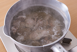 砂肝は洗って水気をきる。鍋に湯（砂肝がかぶる量）を沸かし、酒と砂肝を入れて4分ほどゆでる。火を止め、ふたをしてそのまま冷ます。