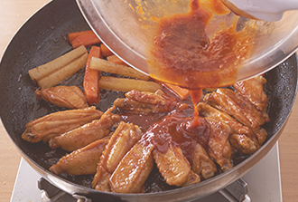 10分ほど蒸し焼きにし（焦げないようときどき様子を見る）、スペアリブに焼き色がついたら2の残りの汁を加えて水分がほぼなくなるまで炒め合わせる。