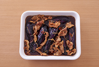 豚肉も2のバットに入れ、漬け汁をからめてそのまま5分以上おく。冷蔵庫でしっかり冷やしてもおいしい。