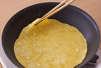薄焼き卵を作る。ボウルに卵を溶きほぐしておく。別の容器にAを混ぜ合わせてからBと合わせ、溶き卵のボウルに加え、よく混ぜる。フライパンにサラダ油を中火で熱し、卵液を流し入れる。火が通ったら返してさっと焼き、取り出して細切りにする。