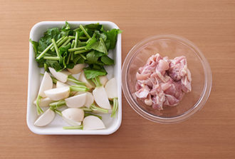 かぶは茎を1.5～2センチほど残して切り落とし、皮つきのまま4～8等分のくし形切りにする。水に5分ほどさらし、茎のつけ根にたまった土を取り除き水気をきる。かぶの茎と葉は長さ2センチに切る。鶏肉は一口大のそぎ切りにしてボウルに入れ、Aを加えてもみ込む。