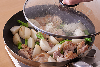フライパンにサラダ油を中火で熱し、鶏肉の皮を下にして並べる。かぶも加え、ふたをして強めの中火で2分ほど蒸し焼きにする。上下を返し、さらに2分ほど蒸し焼きにする。