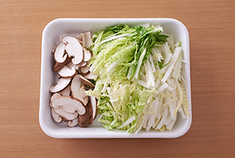 白菜は長さを4等分に切り、繊維に沿ってせん切りにする。生しいたけは石づきを切り落とし、かさと軸に切り分け、それぞれ薄切りにする。
