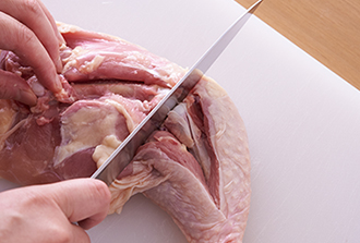 鶏肉は骨に沿って切り込みを入れ、関節の部分で2つに切り離す。じゃがいもは皮つきのままよく洗い、4等分に切って水に数分さらし、水気をきる。レモンは4等分の輪切りにする。