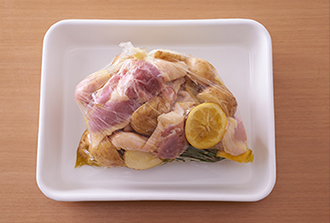 ポリ袋にマリネ液の材料を入れ、レモンは軽く果汁を絞ってからレモンごと入れて混ぜる。鶏肉を加えてポリ袋の上からもみ込み、じゃがいもを加える。空気を抜いて口をしばり、30分ほどおいて味をなじませる。