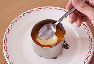 皿の中央にセルクル型（直径7センチ）をおき、底にマッシュポテトの1/4量を敷いてマヨネーズ小さじ1を塗る。にんじん1/2量をのせて平らにし、マヨネーズ小さじ１を塗る。同様に、ゆで卵の白身1/2量、マヨネーズ小さじ１、ブロッコリー1/2量、マヨネーズ小さじ1、マッシュポテト1/4量の順に重ねて最後にハム1/2量をしきつめる。しっかり押さえてセルクルを抜き、ゆで卵の黄身1/2量を散らす。同様にしてもう1個作る。まわりにベビーリーフを飾る。