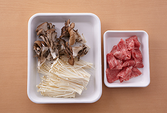 まいたけは小房にほぐし、えのきだけは根元を切ってほぐす。牛肉は食べやすい大きさに切る。