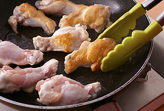 フライパンにサラダ油大さじ1を中火で熱し、手羽元を並べる。ころがしながらこんがりと全体に焼き色をつけ、一度取り出す。