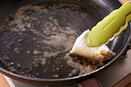 豚肉を揚げ焼きしたら、ペーパータオルでフライパンを拭きます。こうすればソースを別鍋で作る必要がなく、フライパンひとつで作れます。ソースの色をきれいに仕上げられるよう、しっかり拭きとりましょう。