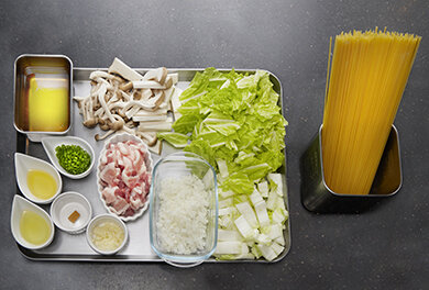 ニンニクと玉ねぎはみじん切り、豚肉、白菜、キノコは食べやすい大きさに切る。