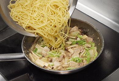 ③が1/3まで煮詰まったら、茹でたスパゲッティを合わせ絡め、塩、胡椒で味を整えて皿に盛りあさつき（小葱でもよい）を散らす。
