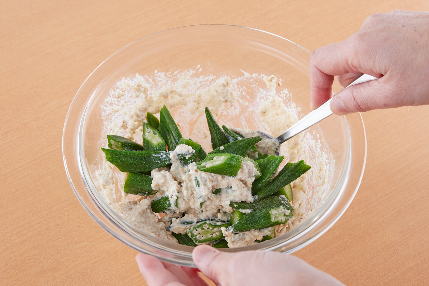 ボウルに豆腐、Aを入れ、なめらかになるまで混ぜ合わせる。オクラを加えて混ぜ、器に盛って塩昆布をのせる。
