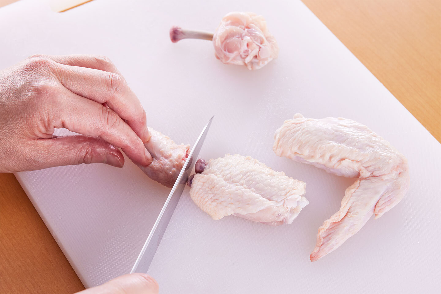 関節の間を切り離し、羽先は取り除く（スープなどに使うとよい）。
