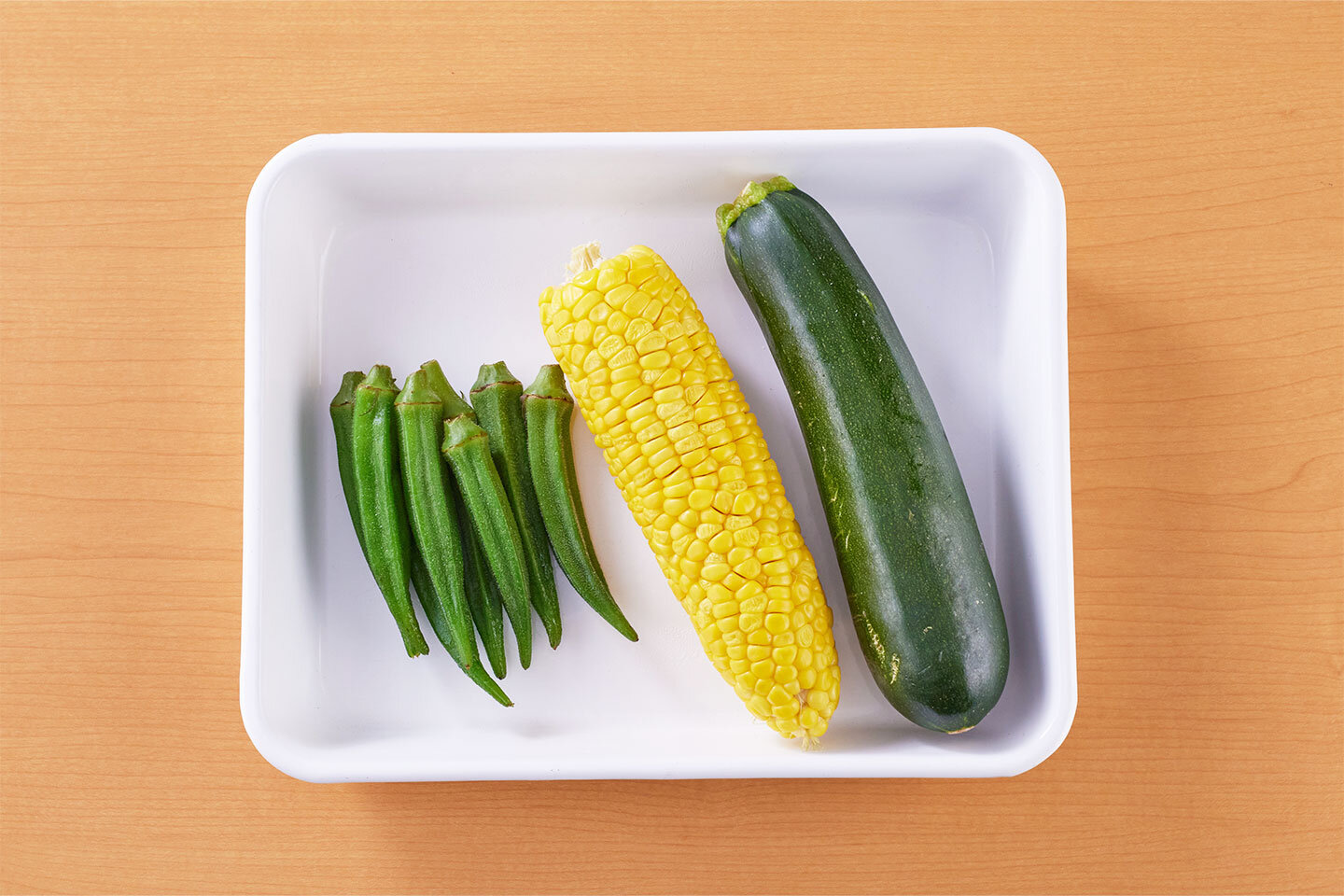 好みの夏野菜を使って、アレンジするのもよいでしょう。<br>ズッキーニなら、生のまま、厚さ1センチくらいの半月切りに。<br>とうもろこしはラップで包んで電子レンジ（600W）で3分加熱し、上下を返してさらに3分加熱、粗熱が取れたら実を外します。<br>オクラは3分ほどゆでて乱切りに。