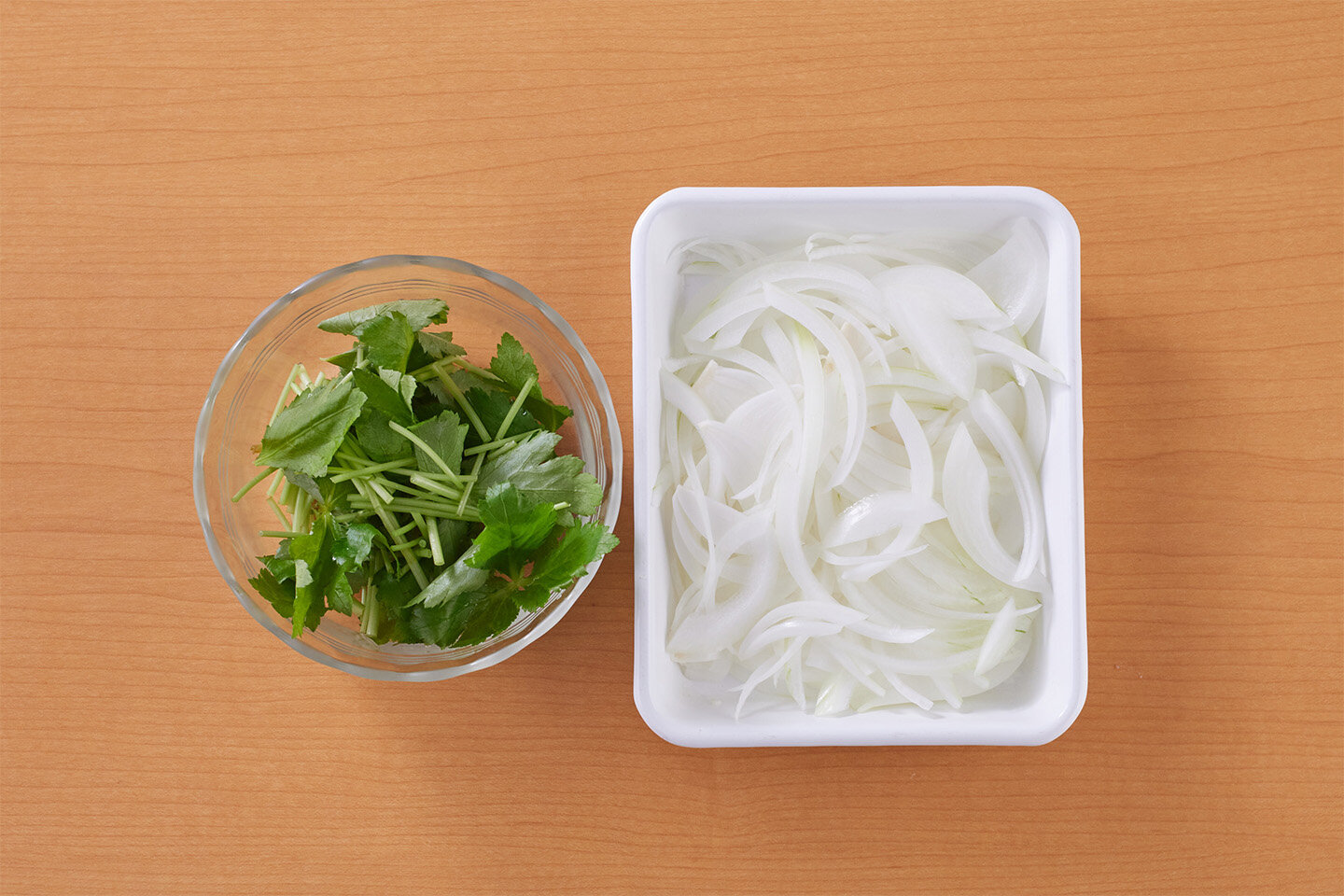 玉ねぎは薄切りにする。三つ葉は長さ3㎝に切る。