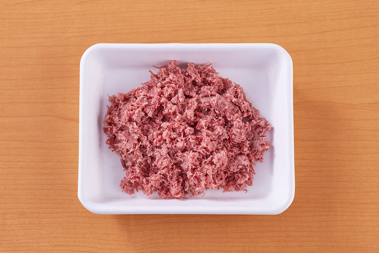 コンビーフ缶(80g)でも同じように作れます。<br>コンビーフは塩漬けした牛肉で、ストックしておける下味つきの肉として便利。牛肉のうまみが、卵とよく合います。