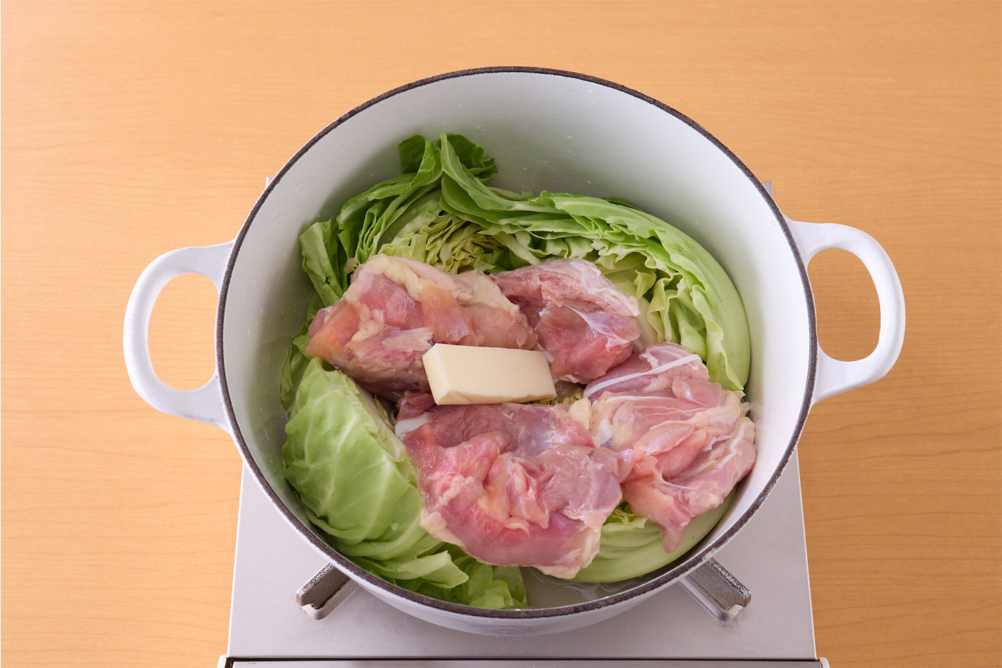 鍋にキャベツ、鶏肉とAを入れ、ふたをして強火にかける。煮立ったら弱めの中火にし、やわらかくなるまで10〜15分煮る。時々、ふたを外して上下を返し、全体に味をよくなじませる。
