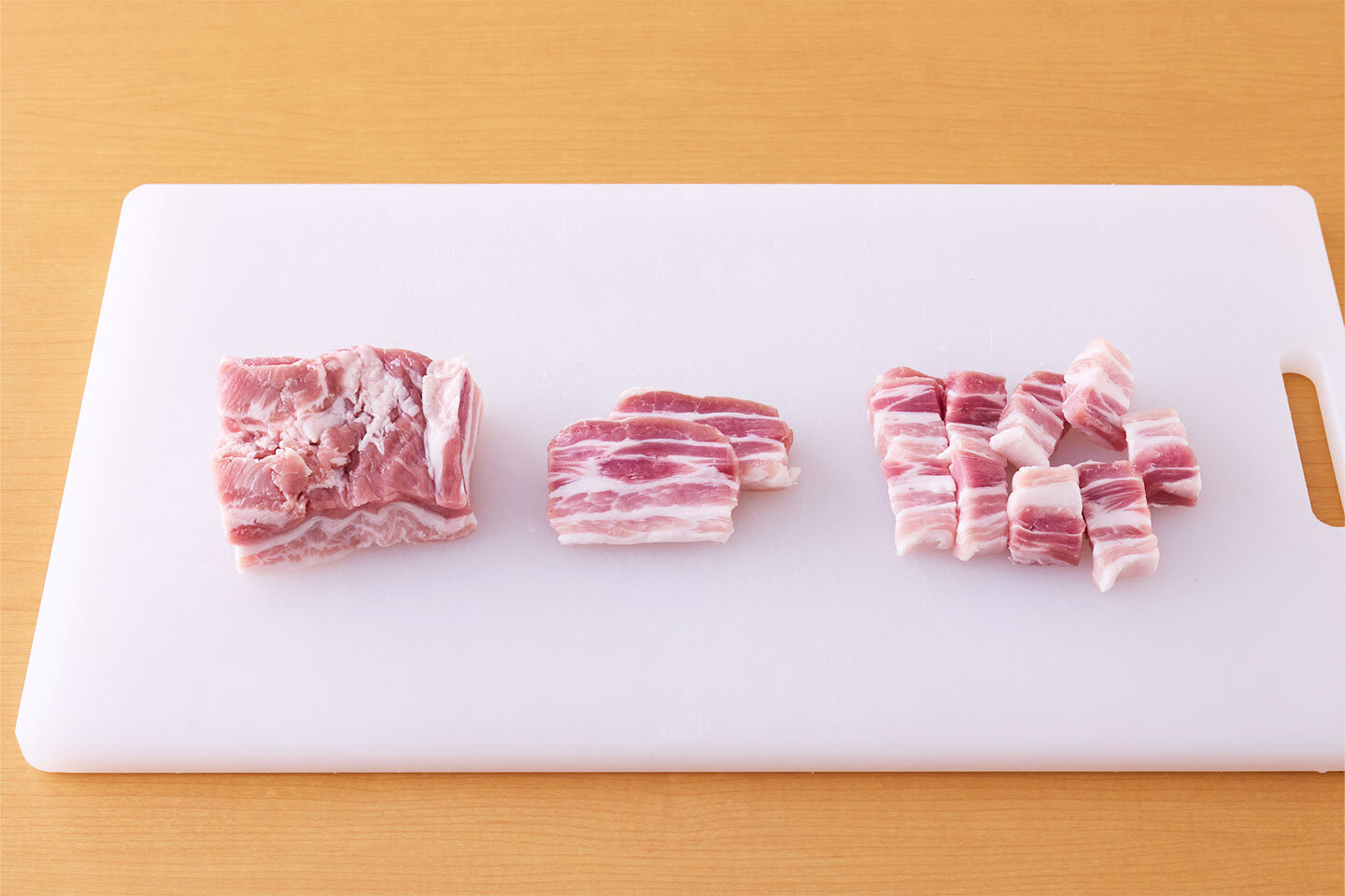 豚肉はかたまりを幅1センチに切り、さらにそれぞれ3等分に切って棒状にする。
