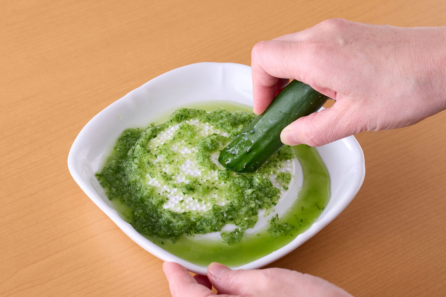 きゅうりを皮ごとすりおろし、水けを絞ってAと混ぜ合わせる。みょうがは薄い輪切りにし、サッと洗って水けをきる。