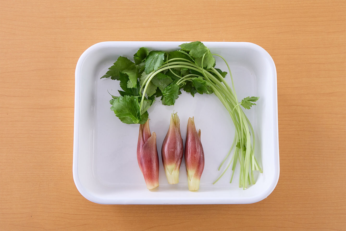香味野菜はお好みのものでかまいません。薄切りにしたみょうがや、食べやすく切った三つ葉などを添えるのもおすすめです。