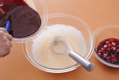 別のボウルに砂糖と卵を入れ、泡立て器でよく混ぜる。1のチョコレート、ベリーと赤ワインを加え、しっかりと混ぜ合わせる。