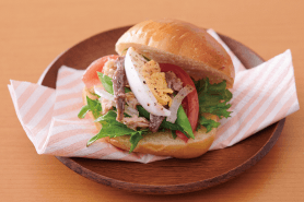 パンにはさめばサンドイッチのでき上がり！ロールパンを切ってミニバーガー風にするのもおすすめです。