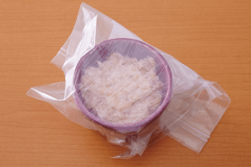 パテは冷凍もできます。耐熱の器に入れてラップをかけ、保存用ポリ袋に入れ冷凍庫へ。室温か冷蔵庫で自然解凍すれば食べられます。保存期間は3週間くらいを目安に。