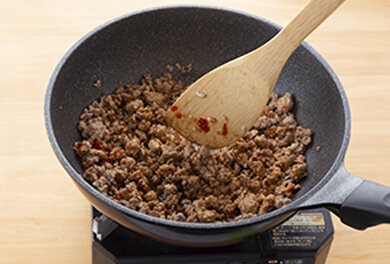 豚ひき肉を炒めておろしにんにく・おろし生姜・豆板醤・オイスターソースで味付けし、肉味噌を作る。