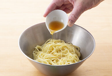 中華そばにごま油と枝豆、コーンをあらかじめ混ぜておくと、麺がくっついて固まりにくくなり、食べやすくなります。味付けはお好みのドレッシングやマヨネーズでも美味しく食べられます。