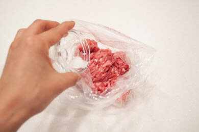 ポリ袋に豚ひき肉と塩を入れ、粘りが出るまでよくこねます。砂糖、ブラックペッパー、ﾊﾟﾙﾒｻﾞﾝﾁｰｽﾞ、片栗粉、パン粉、パセリを順に加え、その都度よく混ぜます。