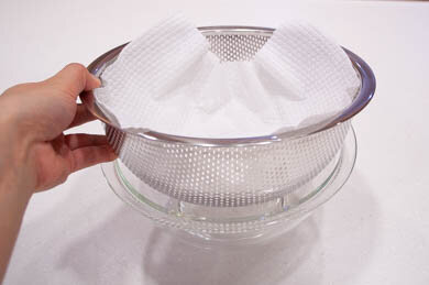 水切りヨーグルトを作ります。ザルの下に一回り小さい器を置き、ザルの上にキッチンペーパーを広げます。